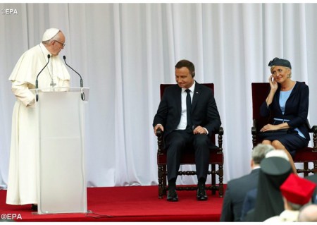 Papa na Polônia: acolher quem foge da guerra e da fome